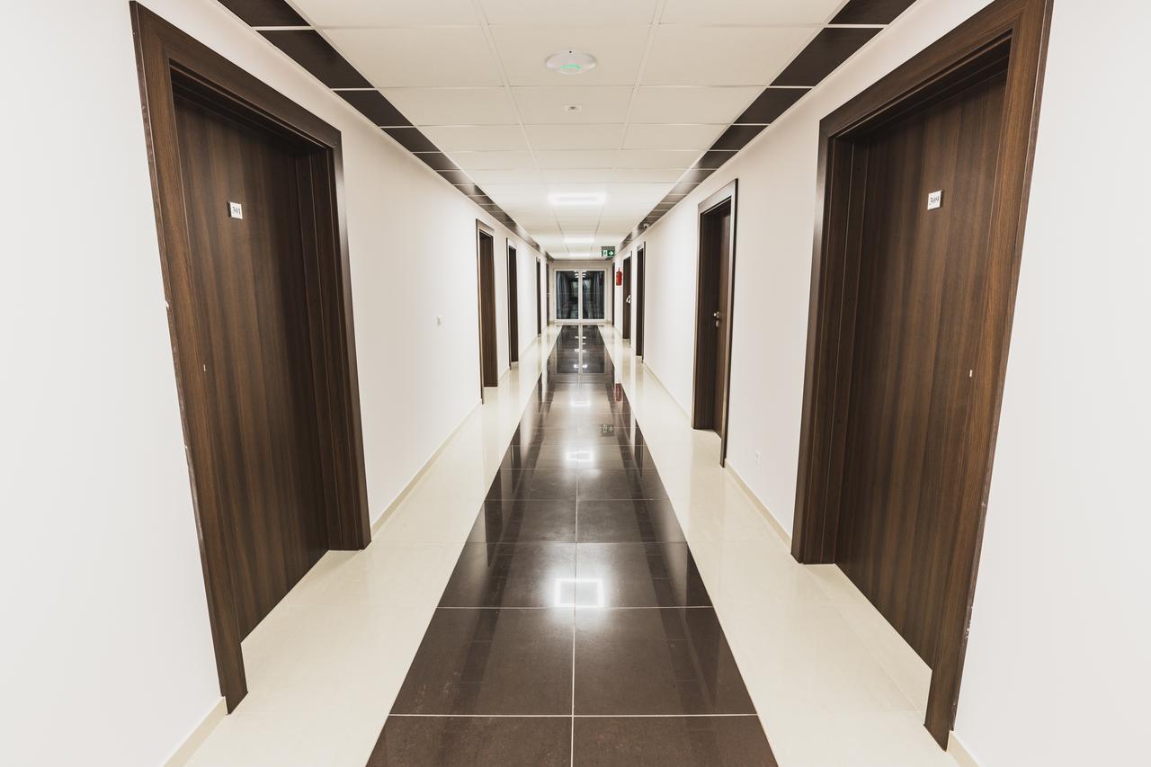 Czarno Na Bialym Hotel Krasków Exterior foto