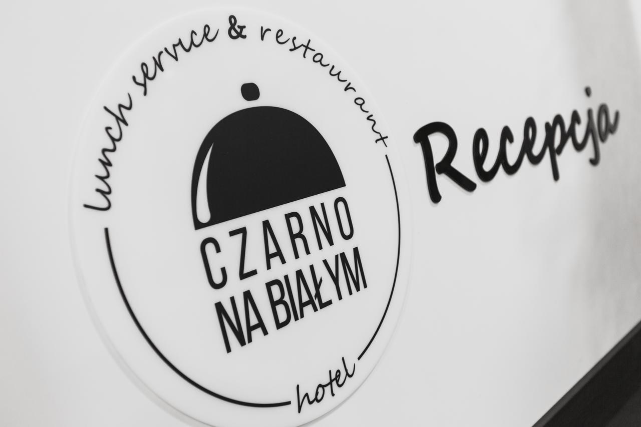 Czarno Na Bialym Hotel Krasków Exterior foto