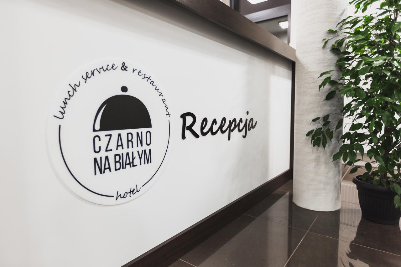Czarno Na Bialym Hotel Krasków Exterior foto