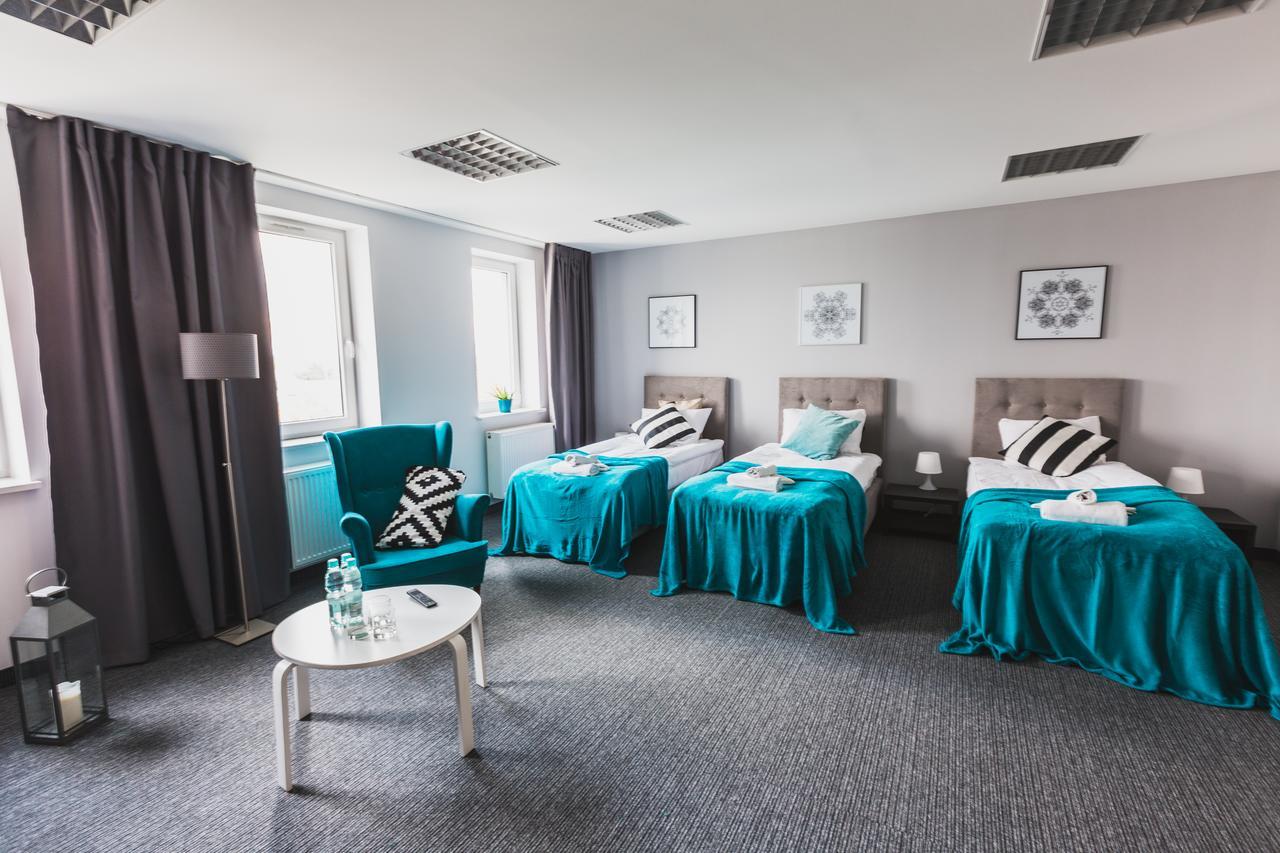 Czarno Na Bialym Hotel Krasków Exterior foto