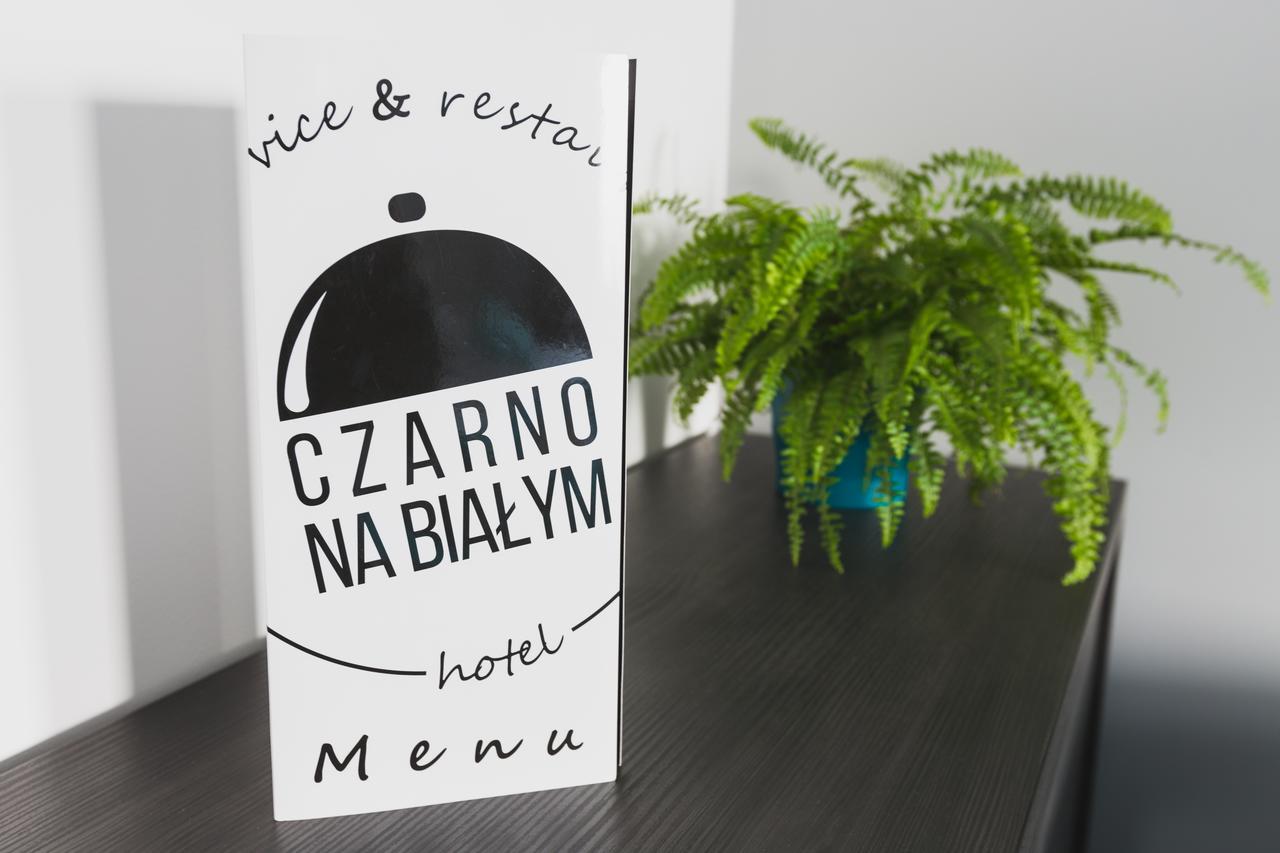 Czarno Na Bialym Hotel Krasków Exterior foto