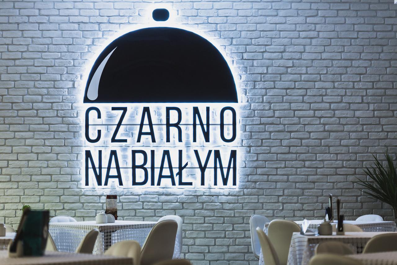 Czarno Na Bialym Hotel Krasków Exterior foto