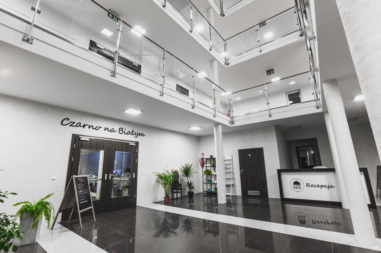 Czarno Na Bialym Hotel Krasków Exterior foto